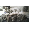 AMIGOS EN LA TERRAZA DE UN BAR 1950