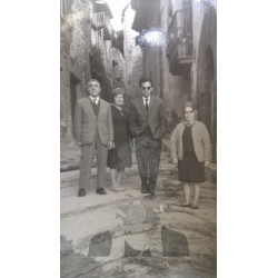 DOS PAREJAS EN UNA CALLE DE...