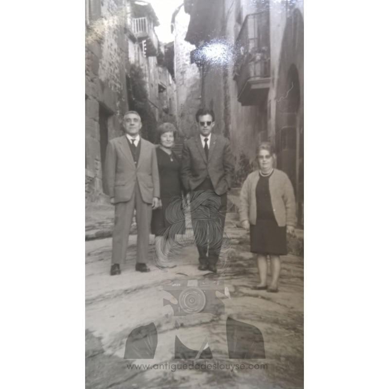 DOS PAREJAS EN UNA CALLE DE PUEBLO