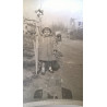 NIÑA CON UNA PALMA EN UN MEDIO RURAL