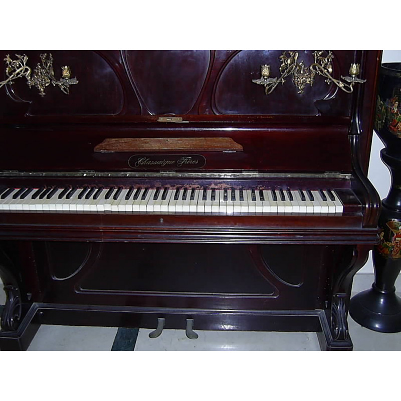 PRECIOSO PIANO MODERNISTA FECHADO AÑO 1900. ADORNOS EN BRONCE ORIGINAL