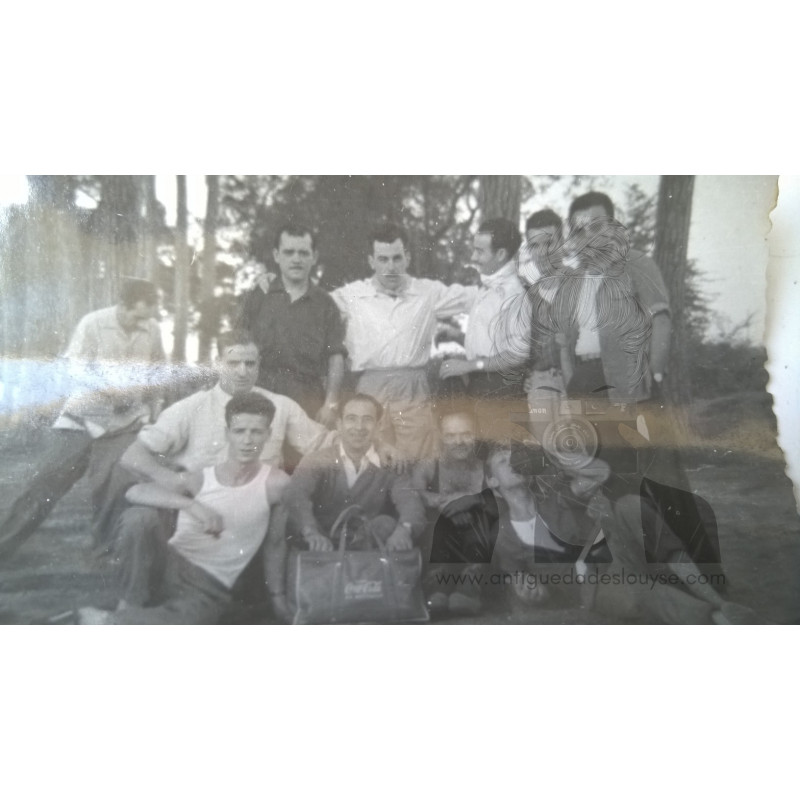 GRUPO DE AMIGOS EN EL CAMPO