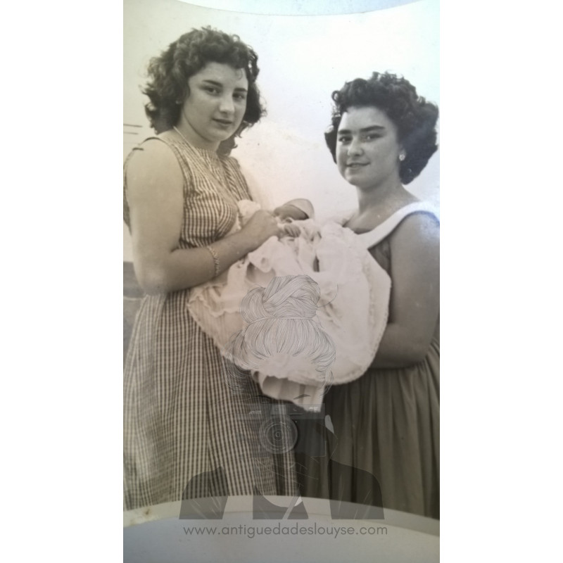 DOS SEÑORAS  CON UN RECIEN NACIDO EN BRAZOS