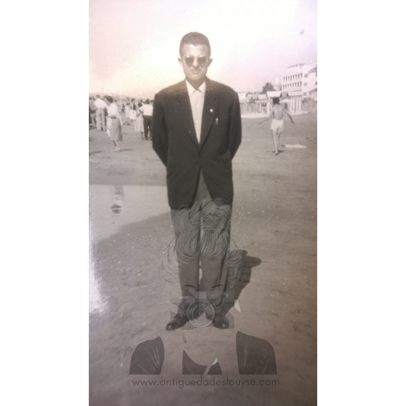 SEÑOR VESTIDO EN LA PLAYA