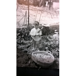 NIÑO CON HERRAMIENTA