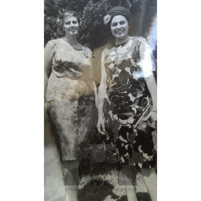 PAREJA DE SEÑORAS EN PRIMAVERA