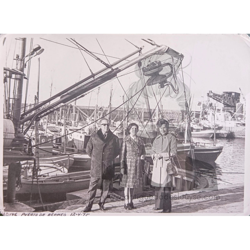 3 PERSONAS EN EL PUERTO DE BERMEO. VIZCAYA. 1975