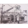 3 PERSONAS EN EL PUERTO DE BERMEO. VIZCAYA. 1975