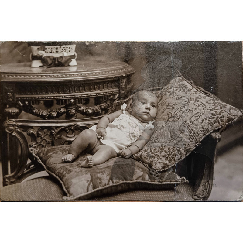 FOTO ANTIGUA DE NIÑA MUY PEQUEÑA SOBRE UN COJIN