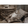 FOTO ANTIGUA DE NIÑA MUY PEQUEÑA SOBRE UN COJIN