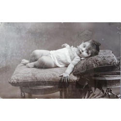 NIÑA  PEQUEÑA EN POSE DE...