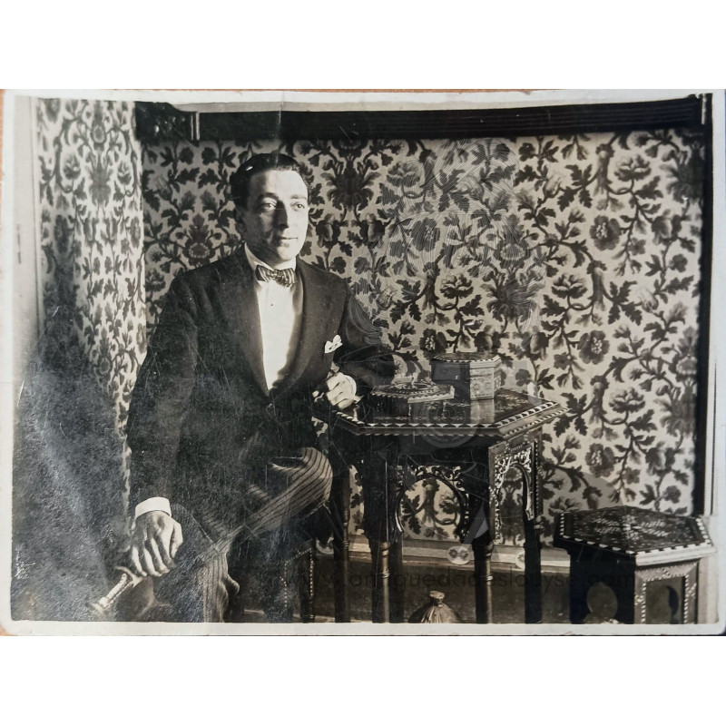 JOVEN EN POSE HACIA 1920.