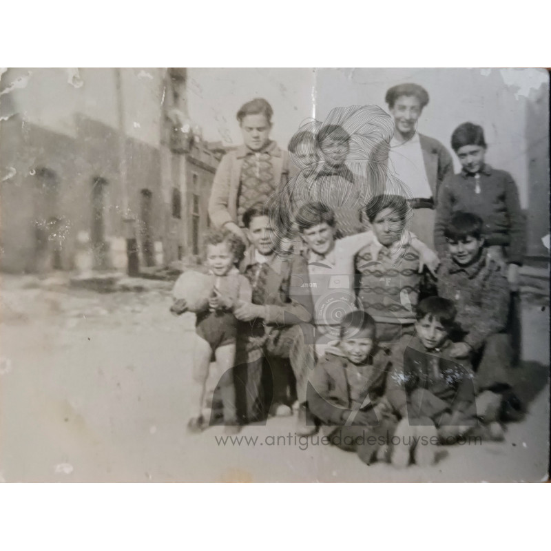 GRUPO DE CHICOS CON BALÓN MEDIO RURAL