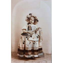 NIÑA VESTIDA CON ATUENDO DE...