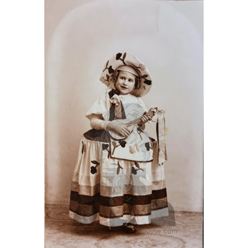 NIÑA VESTIDA CON ATUENDO DE FIESTA