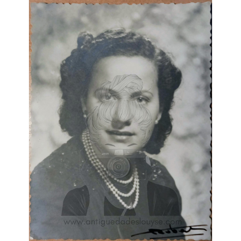 DOS FOTOGRAFÍAS CON DEDICATORIAS DIFERENTES. MISMA DAMA