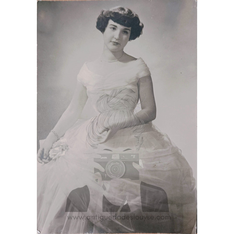 FOTOGRAFIA DE MUJER JOVEN  EN POSE