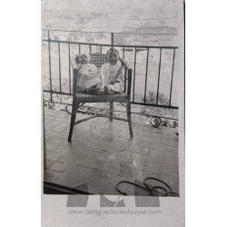PAREJA DE NIÑOS EN UN...