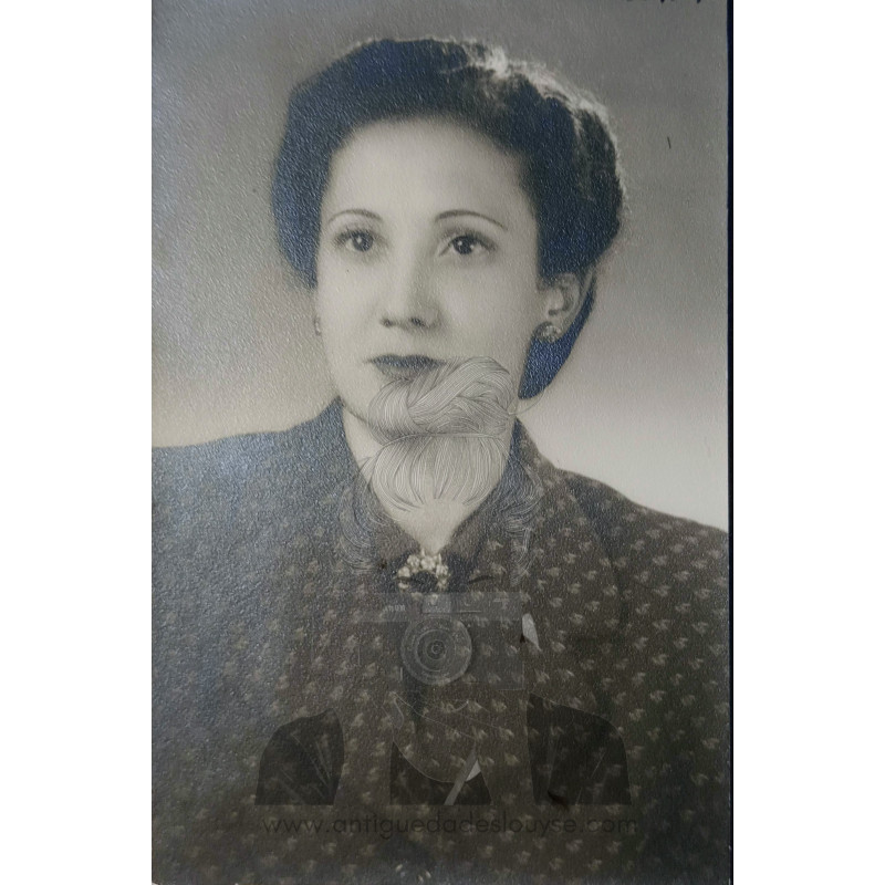 SEÑORA EN FOTO DE ESTUDIO 1949