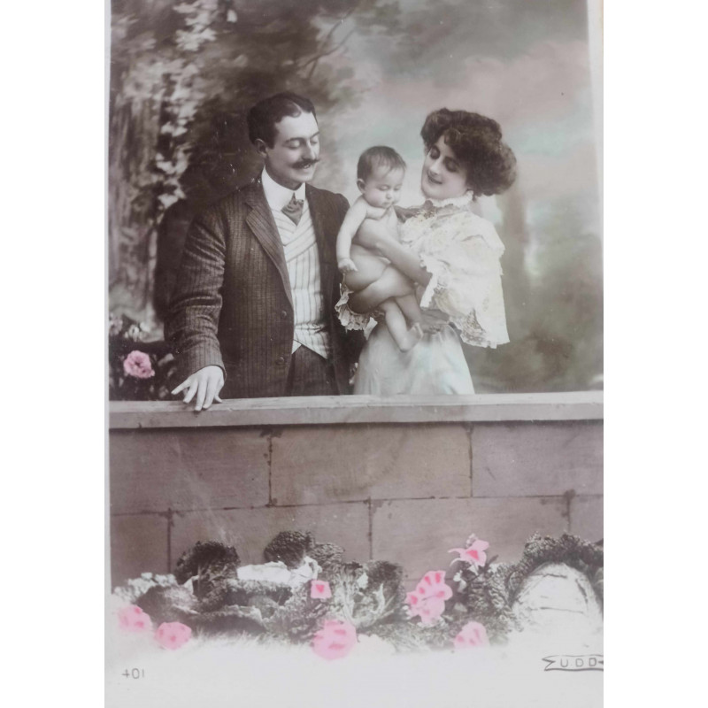 FOTOPOSTAL SEÑOR Y SEÑORA CON NIÑO EN BRAZOS. AÑOS 20