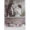 FOTOPOSTAL SEÑOR Y SEÑORA CON NIÑO EN BRAZOS. AÑOS 20