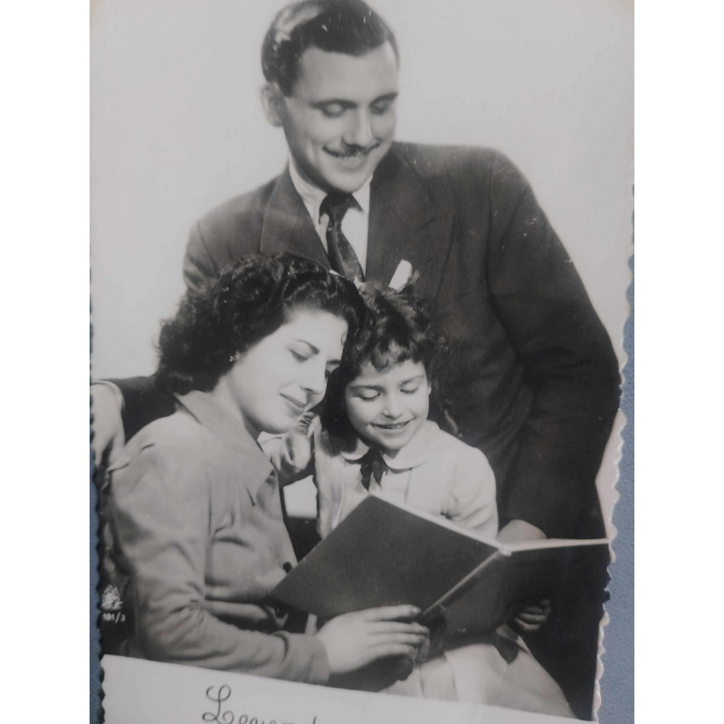 FOTO-POSTAL FAMILIAR. LEYENDO CUENTOS DE HADAS