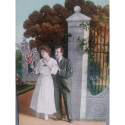 PAREJA EN UN JARDÍN CON...