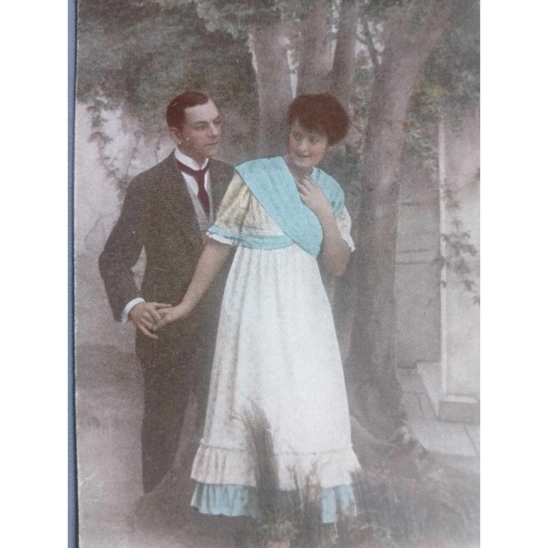 FOTO-POSTAL PAREJA EN UN JARDÍN VESTIDOS AÑOS 20