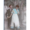 FOTO-POSTAL PAREJA EN UN JARDÍN VESTIDOS AÑOS 20