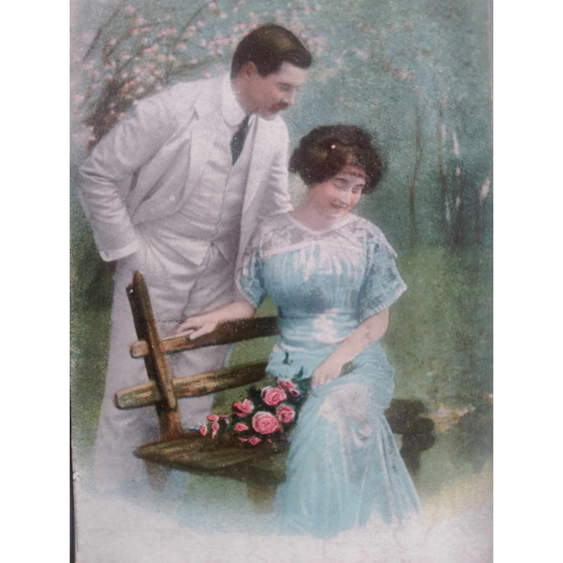PAREJA EN UN BANCO EN JARDÍN ATUENDO AÑOS 20