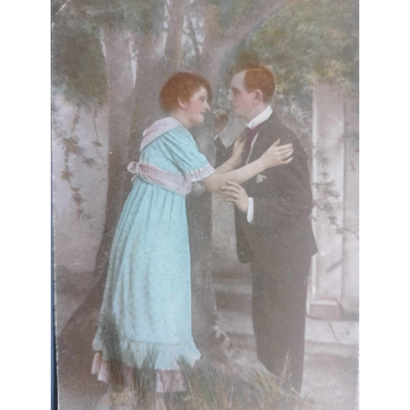 PAREJA EN DIÁLOGO BAJO LOS ÁRBOLES