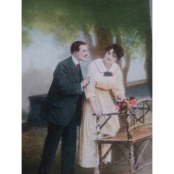 PAREJA  ATUENDO AÑOS 20-30...