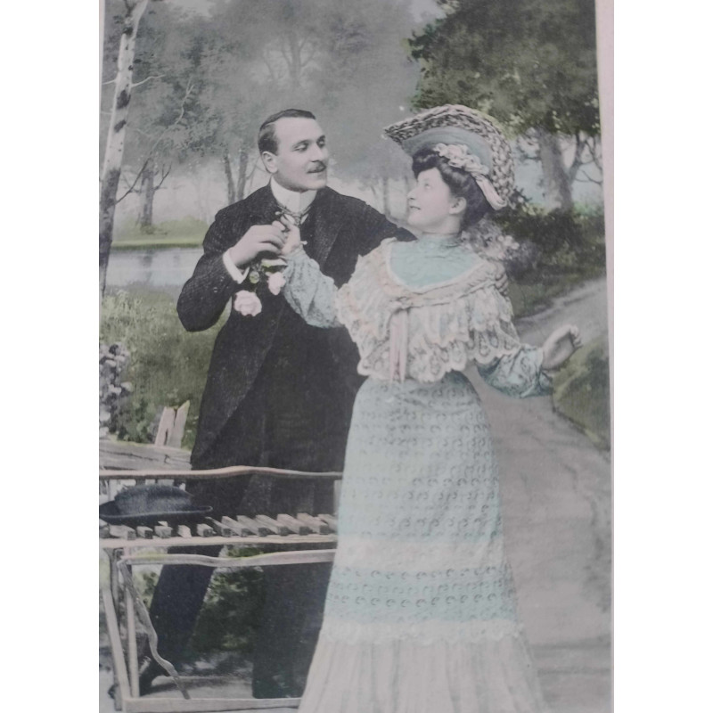 FOTO-POSTAL PAREJA MADURA EN UN JARDÍN.COLOREADA. AÑOS 20