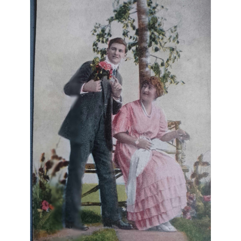 POSTAL PAREJA ELLA SENTADA EN JARDÍN