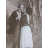 PAREJA EN BLANCO Y NEGRO EN PIÉ