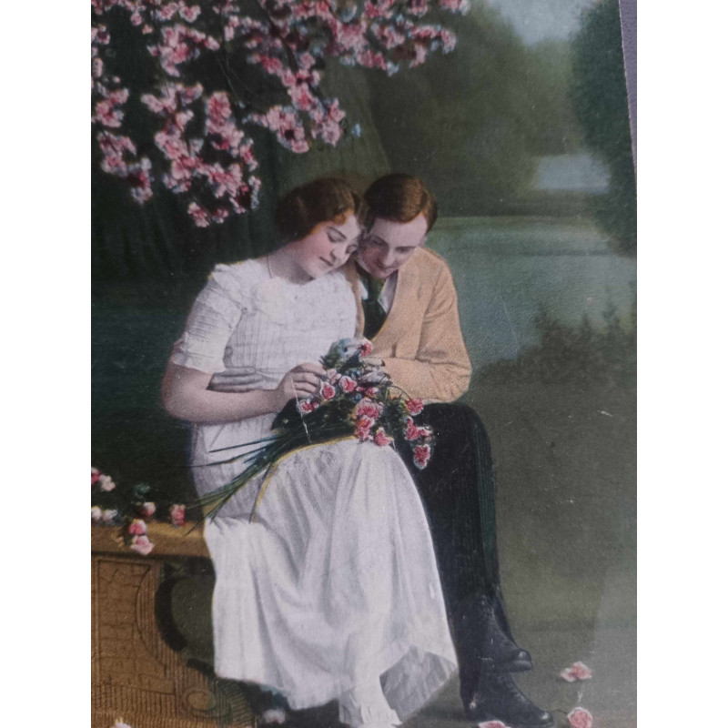 PAREJA SENTADOS EN LAGO