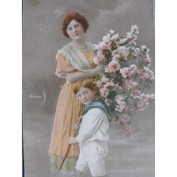 SEÑORA CON NIÑO TRAJE MARINERO
