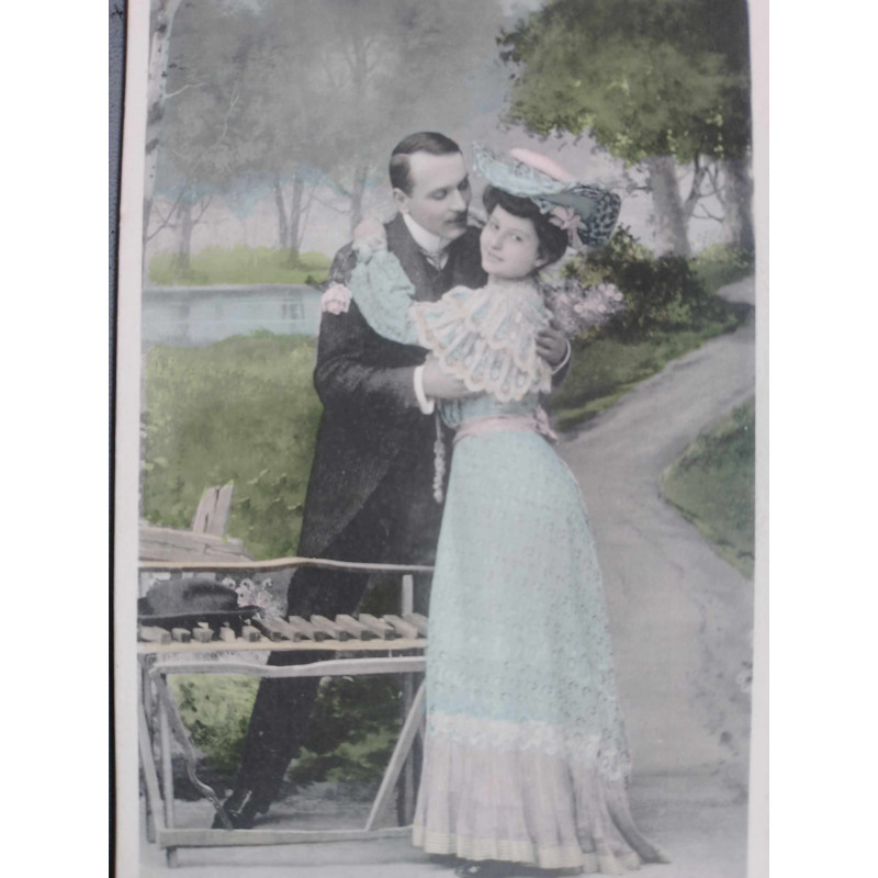 PAREJA VESTIDOS ANTIGUOS JARDÍN