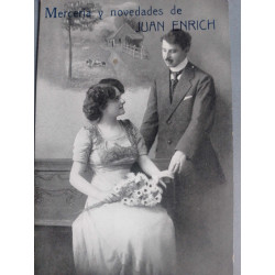 PAREJA CON ANUNCIO ANTIGUO