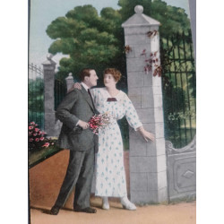 PAREJA A LA PUERTA DE UN...