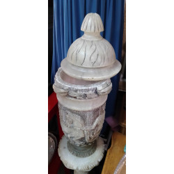 JARRÓN Y PEANA DE ALABASTRO LABRADA