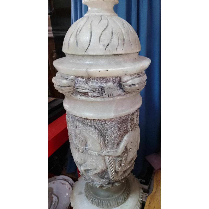 JARRÓN Y PEANA DE ALABASTRO LABRADA