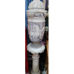 JARRÓN Y PEANA DE ALABASTRO LABRADA