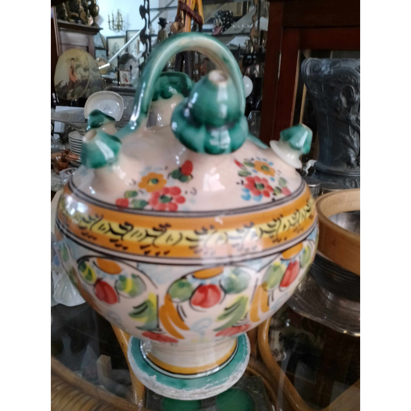 BOTIJO DECORATIVO CON VARIOS ADITAMENTOS Y  DIBUJOS FLORALES. COLORES VIVOS