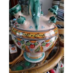 BOTIJO DECORATIVO CON VARIOS ADITAMENTOS Y  DIBUJOS FLORALES. COLORES VIVOS