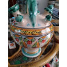 BOTIJO DECORATIVO CON VARIOS ADITAMENTOS Y  DIBUJOS FLORALES. COLORES VIVOS