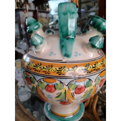 BOTIJO DECORATIVO CON VARIOS ADITAMENTOS Y  DIBUJOS FLORALES. COLORES VIVOS