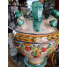 BOTIJO DECORATIVO CON VARIOS ADITAMENTOS Y  DIBUJOS FLORALES. COLORES VIVOS
