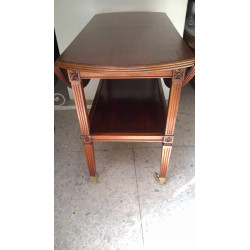 MESA DE NOGAL ANTIGUA, ALAS ABATIBLES PARA USO Y TRANSPORTE CON RUEDAS DE BRONCE.