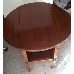 MESA DE NOGAL ANTIGUA, ALAS ABATIBLES PARA USO Y TRANSPORTE CON RUEDAS DE BRONCE.